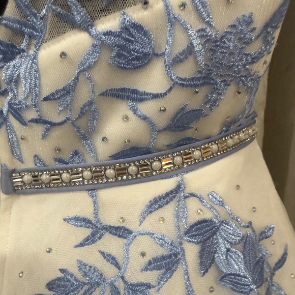 Say Yes to the Prom Blue & White Ball Gown Size 11 Floral Embroidery V Back - Picture 9 of 12